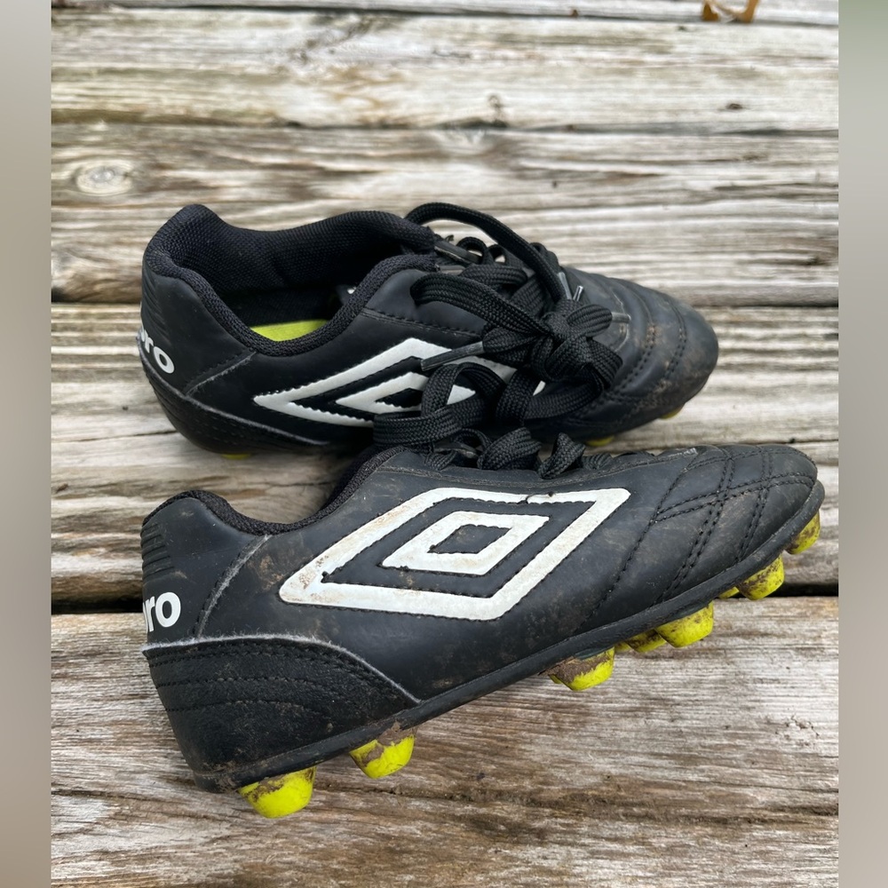 Umbro Youth Sz11 Soccer Cleats, Tie Laces, Black w/White Umbro Logo, Neon Green